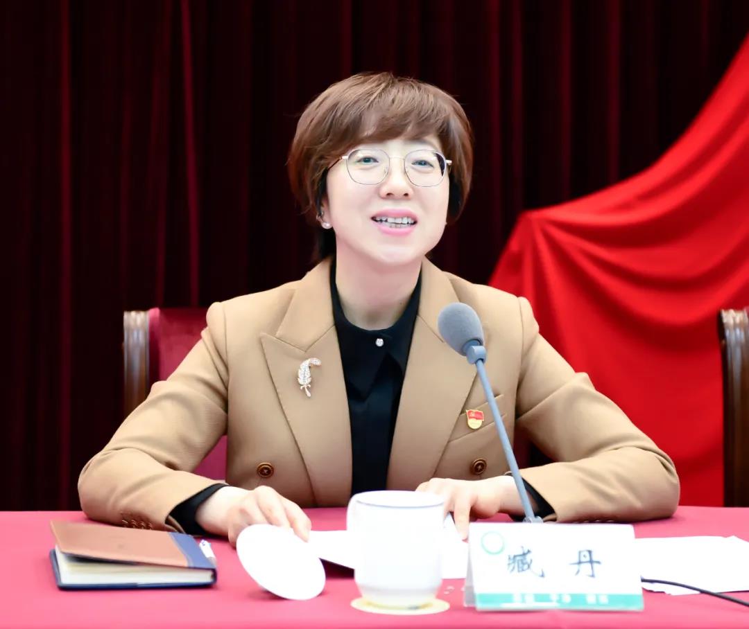 臧丹用"金牛奋蹄创佳绩"总结回顾了2021年全区纪检监察工作,指出过去
